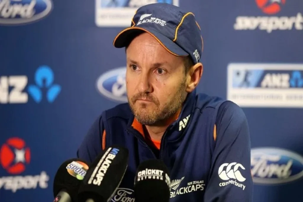 Mike Hesson discussing strategies with the Pakistan cricket team during a training session